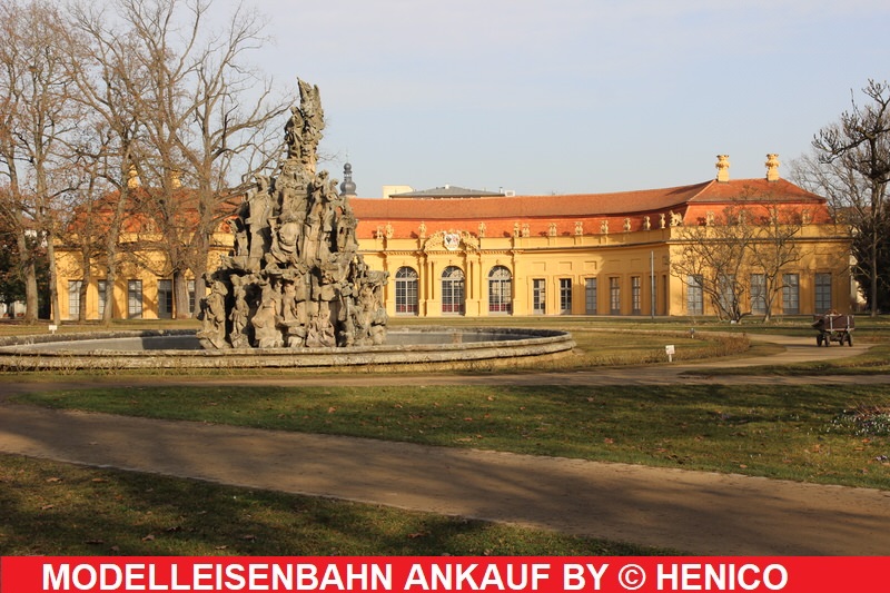 Blick auf Hugenottenbrunnen im Botanischen Garten in Erlangen by Henico