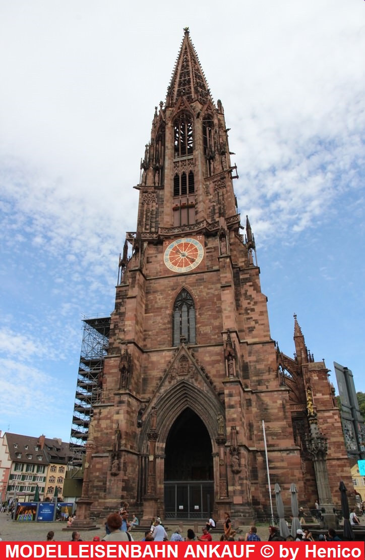 Vorplatz und Haupteingang des Freiburger Münster