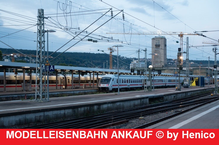 Einfahrender InterCity Zug in den Hauptbahnhof Stuttgart