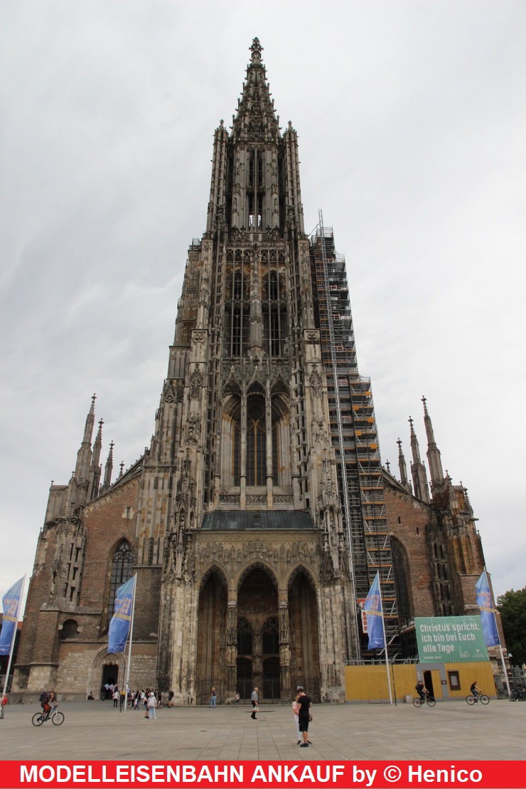 Frontaler Blick direkt auf den Eingang des Ulmer Münsters