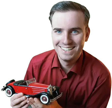 Markus Henning mit einer Modelleisenbahn in der Hand