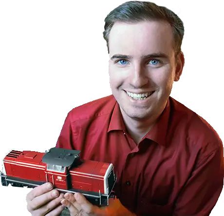 Markus Henning mit einer Modelleisenbahn in der Hand