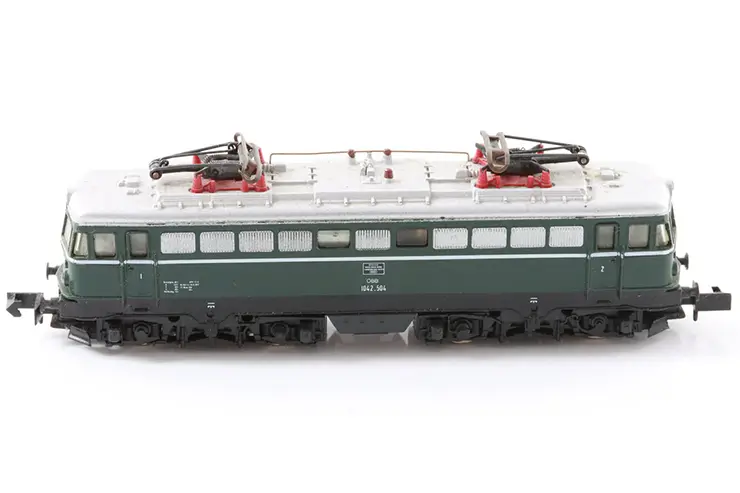 Arnold Spur N Modell der österreichischen Elektrolokomotive ÖBB 1042.564 in tannengrüner Lackierung.