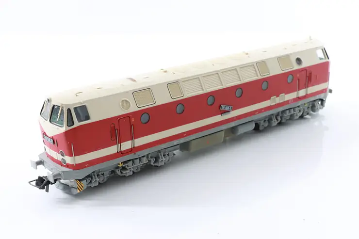Modell einer Diesellokomotive der Baureihe V 180 in rot-beiger Farbgebung