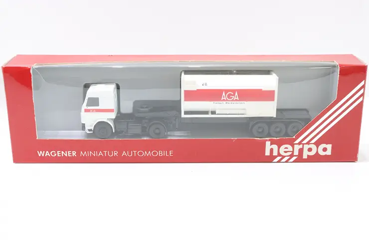 Herpa Modell eines weißen AGA Gas Tank-Sattelzugs im Maßstab 1:87 in der ungeöffneten Originalverpackung von Wagener Miniatur Automobile