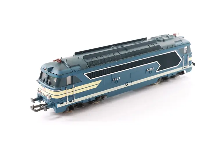 Jouef H0 Modell der französischen Diesellokomotive SNCF BB 67407 in der blauen 