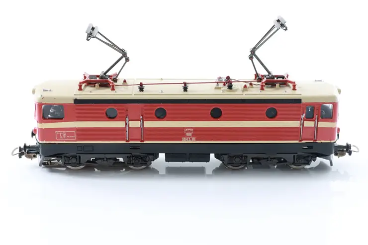Lima H0 Modell der jugoslawischen Elektrolokomotive JŽ Baureihe 461-001 in rot-beiger Lackierung