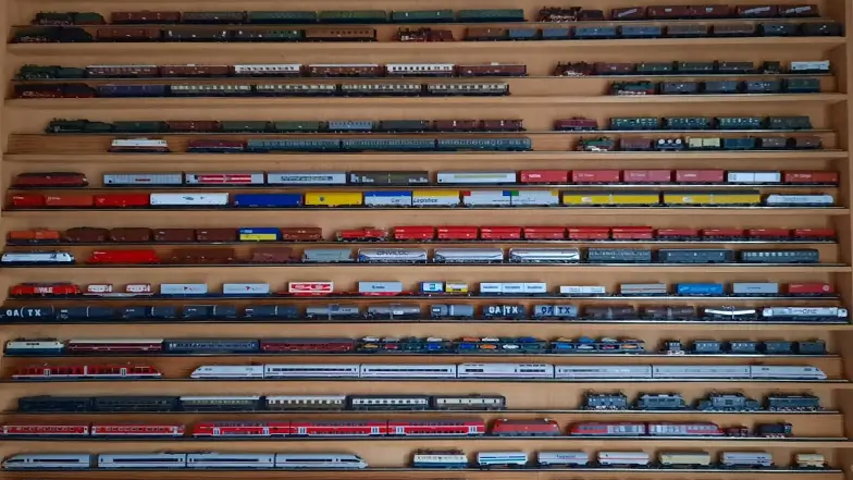 Grosse Holzvitrine / Setzkasten, gefüllt mit einer Sammlung von H0-Modelleisenbahnen – die ideale Aufbewahrung für Loks und Wagen