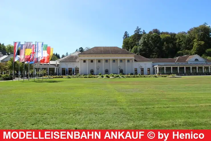 Blick über den Rasen zum Haupteingang des Casino Baden-Baden