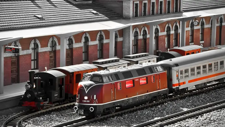 Modelleisenbahn am Bahnhof