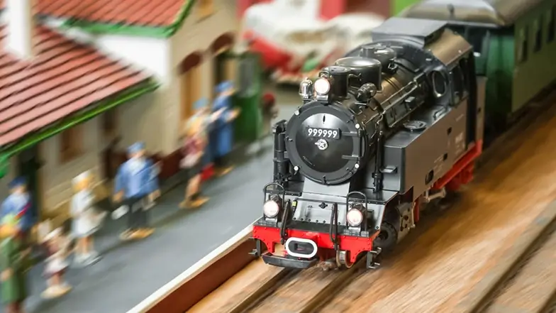 Modelleisenbahn fährt in den Bahnhof ein