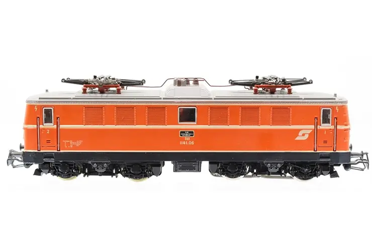 Modell der österreichischen Elektrolokomotive ÖBB Reihe 1141.06 in blutoranger Lackierung mit Pflatsch-Logo.