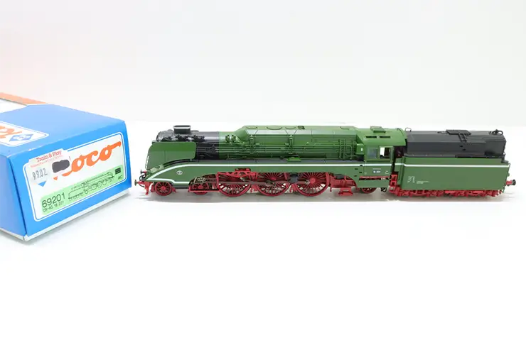 Roco H0 Modell der Schnellzug-Dampflokomotive BR 18 201 der DR in grüner Lackierung (Art. 69201) mit OVP