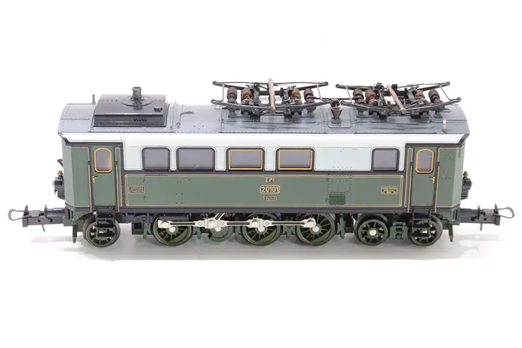 Trix H0 Modell der deutschen Elektrolokomotive Baureihe E 19 der DRG in grün-grauer Farbgebung.